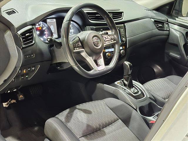 Used 2017 Nissan Rogue SV w/ SV Premium Package FWD image 9