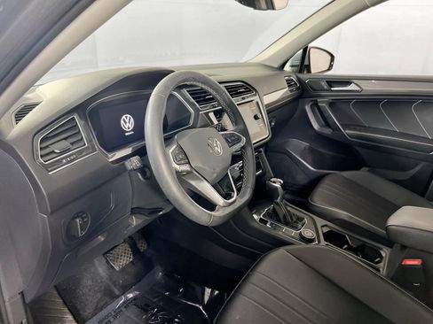 Used 2022 Volkswagen Tiguan SE image 9