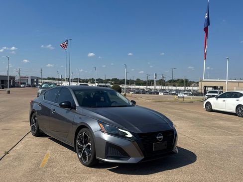 Certified 2023 Nissan Altima 2.5 SR w/ SR Premium Package FWD image 2