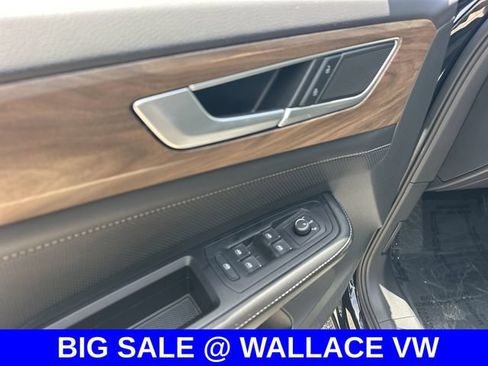 Used 2025 Volkswagen Atlas SE w/ Panoramic Sunroof Package FWD image 14