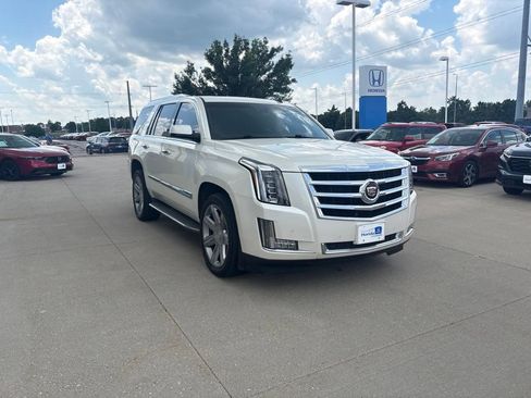 Used 2015 Cadillac Escalade Luxury AWD/4WD image 3
