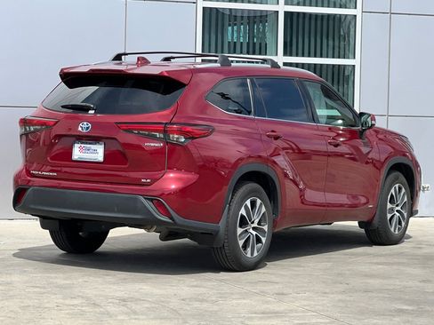 Used 2022 Toyota Highlander XLE image 4