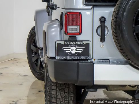 Used 2015 Jeep Wrangler Unlimited Sahara w/ Dual Top Group AWD/4WD image 8