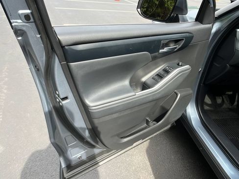 Used 2022 Toyota Highlander XLE AWD/4WD image 12
