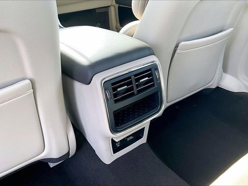 Used 2019 Lincoln Continental Select image 10