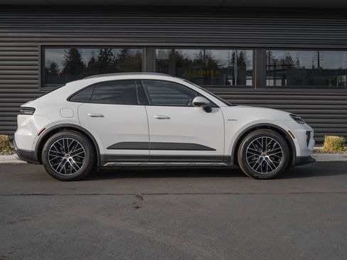 Used 2025 Porsche Macan 4 Electric image 31