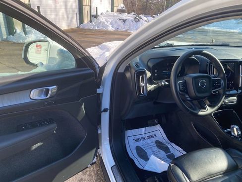 Used 2023 Volvo XC40 B5 Plus image 10