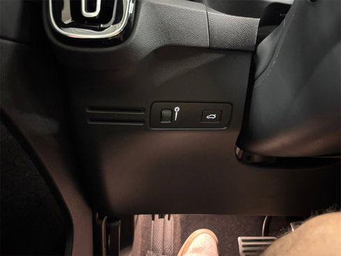 Certified 2022 Volvo XC40 P8 Recharge Plus image 29