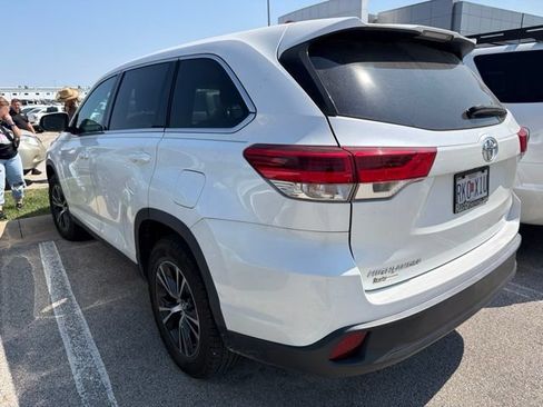 Used 2019 Toyota Highlander LE FWD image 2