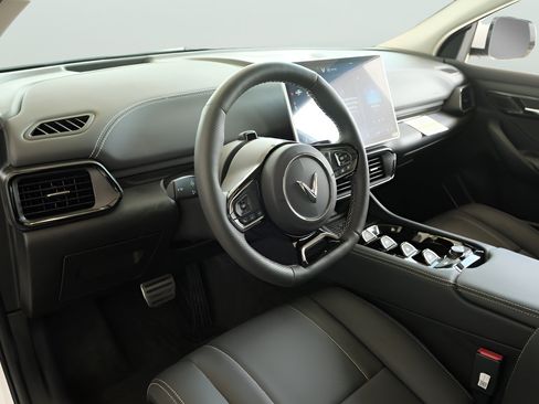 New 2025 VinFast VF 8 Eco AWD/4WD image 9