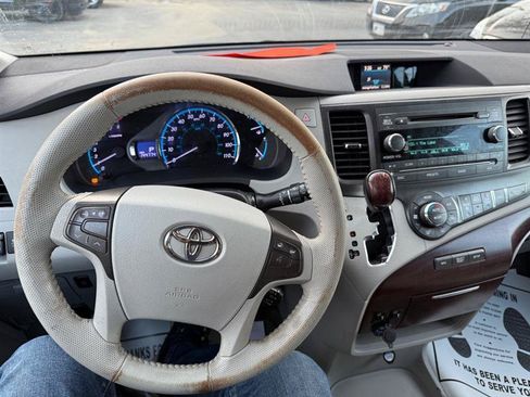 Used 2011 Toyota Sienna XLE AWD/4WD image 23