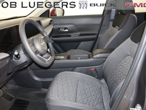 Used 2025 Nissan Kicks SV image 9