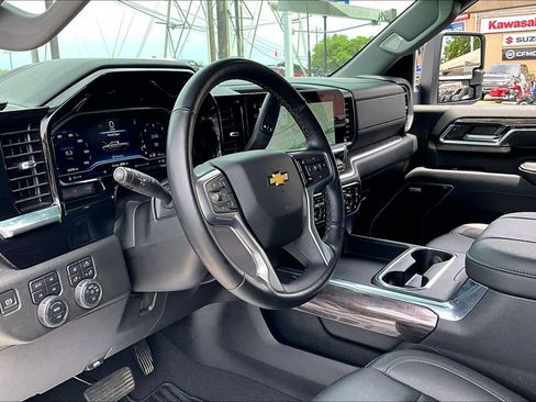 Used 2025 Chevrolet Silverado 2500 LTZ w/ LTZ Convenience Package AWD/4WD image 17