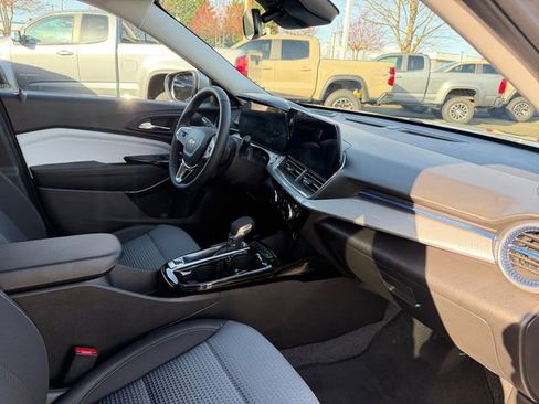 Used 2025 Chevrolet Trax LT w/ Driver Confidence Package image 35