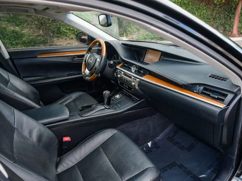 Used 2014 Lexus ES 300h w/ Luxury Package w/Bamboo Trim FWD image 15