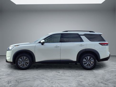 Used 2025 Nissan Pathfinder SV image 4