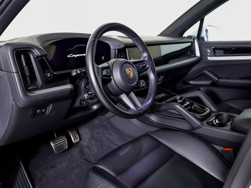 Certified 2024 Porsche Cayenne S image 4