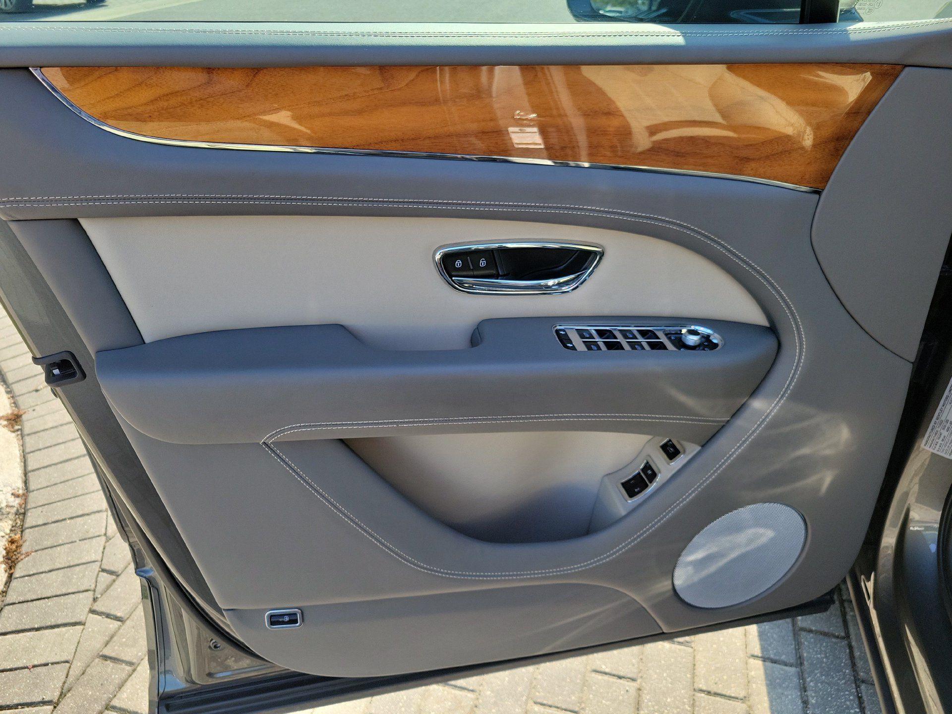 Certified 2023 Bentley Bentayga Plug-In Hybrid AWD/4WD image 25