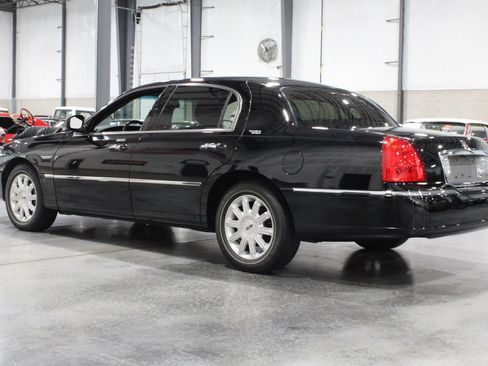 Used 2006 Lincoln Town Car Signature Limited RWD image 22