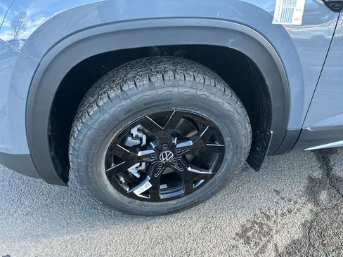 New 2026 Volkswagen Atlas Peak Edition image 2