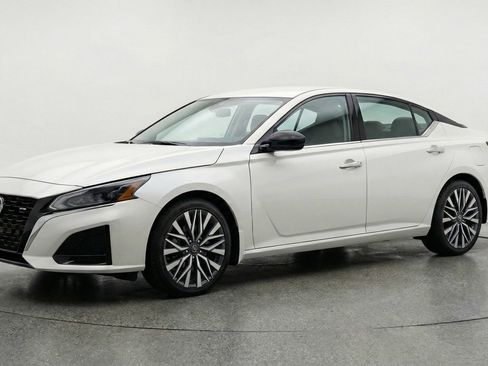 Used 2025 Nissan Altima 2.5 SV FWD image 3