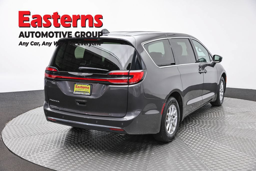 Used 2023 Chrysler Pacifica Touring-L FWD image 6
