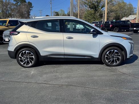 Used 2023 Chevrolet Bolt EUV Premier w/ Sun & Sound Package FWD image 4