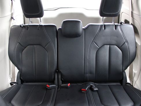 Used 2022 Chrysler Pacifica Touring-L image 42