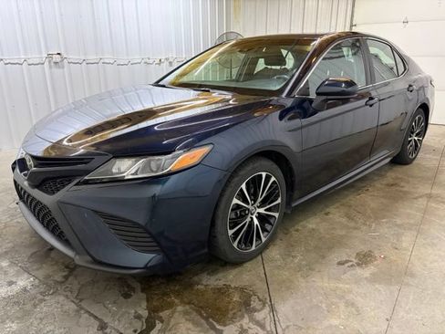 Used 2018 Toyota Camry SE w/ Moonroof Package FWD image 3