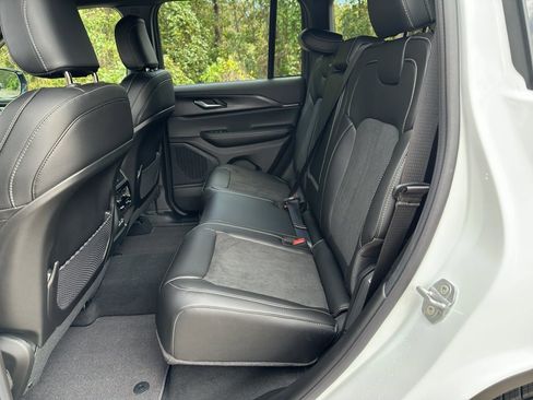 New 2025 Jeep Grand Cherokee Altitude image 19