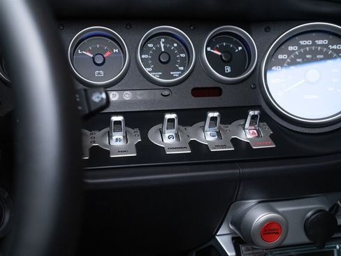 Used 2006 Ford GT RWD image 11