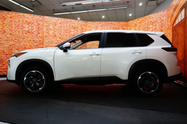 Certified 2025 Nissan Rogue SV AWD/4WD image 4