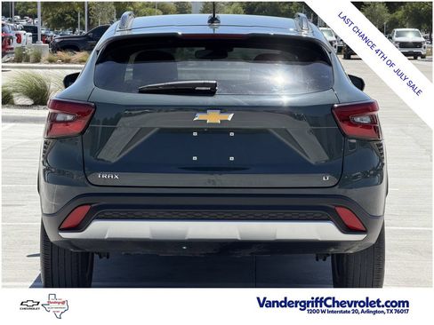 Used 2025 Chevrolet Trax LT w/ LT Convenience Package FWD image 5