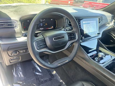 Used 2023 Jeep Wagoneer Series II AWD/4WD image 10