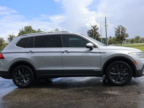 Certified 2023 Volkswagen Tiguan SE w/ Panoramic Sunroof Package FWD image 9