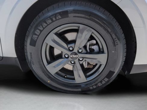 Certified 2023 Kia Carnival LX FWD image 13