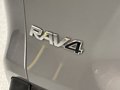 Used 2020 Toyota RAV4 XLE w/ Convenience Package image 9