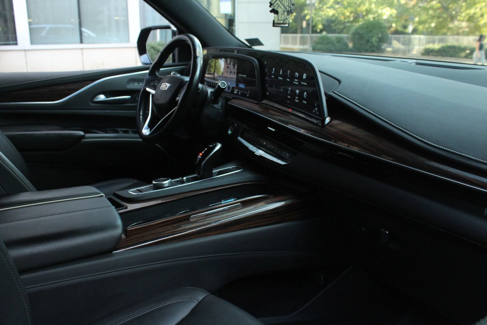 Used 2021 Cadillac Escalade Luxury AWD/4WD image 23