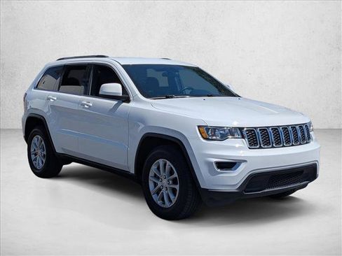Used 2021 Jeep Grand Cherokee Laredo image 3