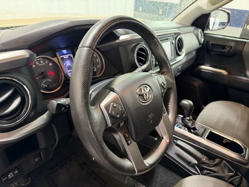 Used 2019 Toyota Tacoma SR5 AWD/4WD image 18