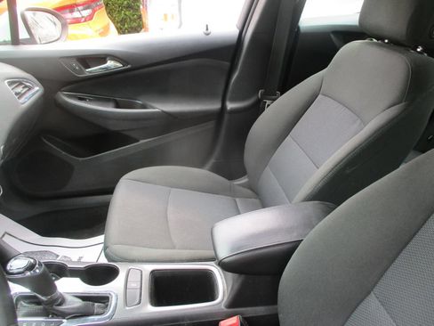 Used 2018 Chevrolet Cruze LT w/ Convenience Package FWD image 11