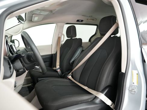Used 2022 Chrysler Voyager LX FWD image 39