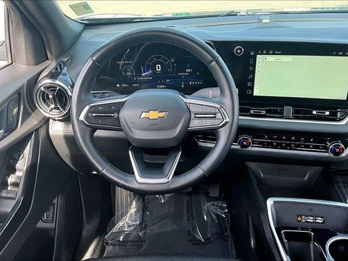 Used 2025 Chevrolet Equinox LT w/ Convenience Package II image 5