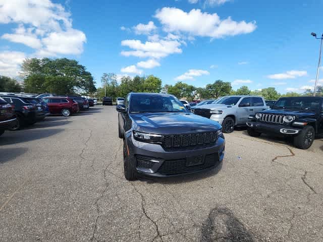 Used 2023 Jeep Grand Cherokee Altitude AWD/4WD image 5