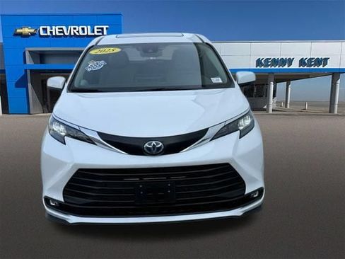Used 2025 Toyota Sienna XLE FWD image 6
