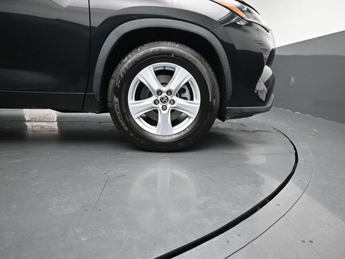 Used 2021 Toyota Highlander L image 11