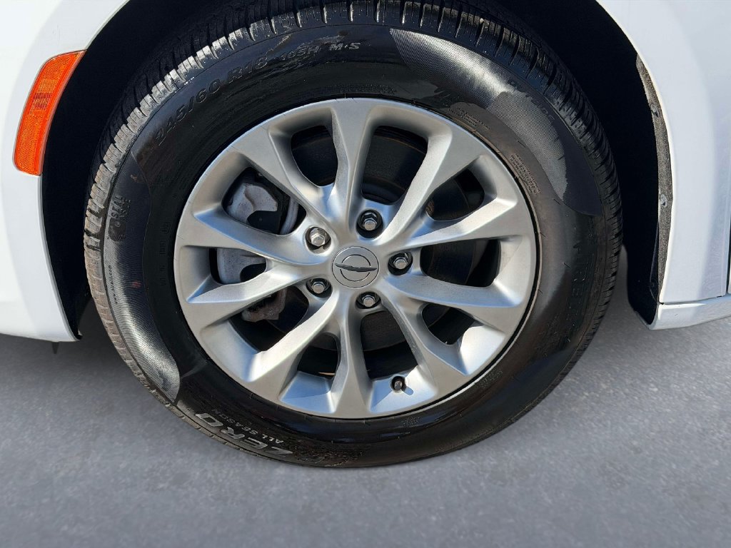 Used 2024 Chrysler Pacifica Touring-L AWD/4WD image 9