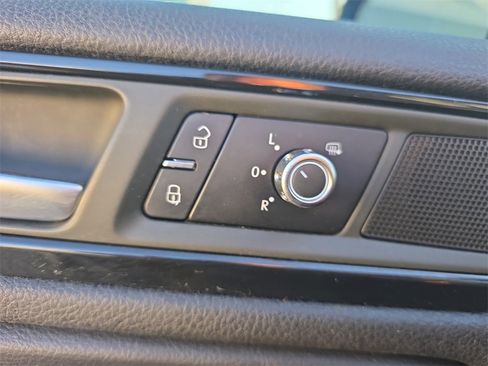 Used 2012 Volkswagen Touareg VR6 image 17