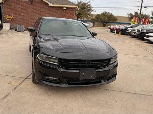 Used 2016 Dodge Charger SXT image 2