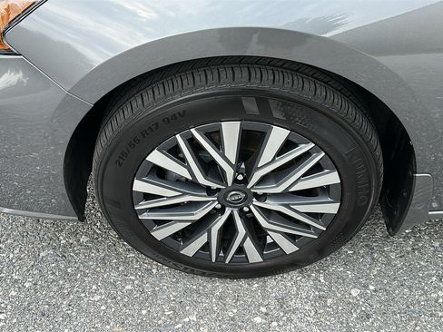Certified 2024 Nissan Altima 2.5 SV w/ SV Premium Package AWD/4WD image 8